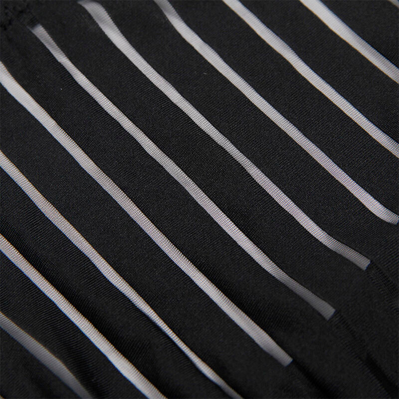 Gros plan sur la maille a rayures velours noires semi-transparentes du body Subblime, texture tissu mettant en valeur le motif graphique.