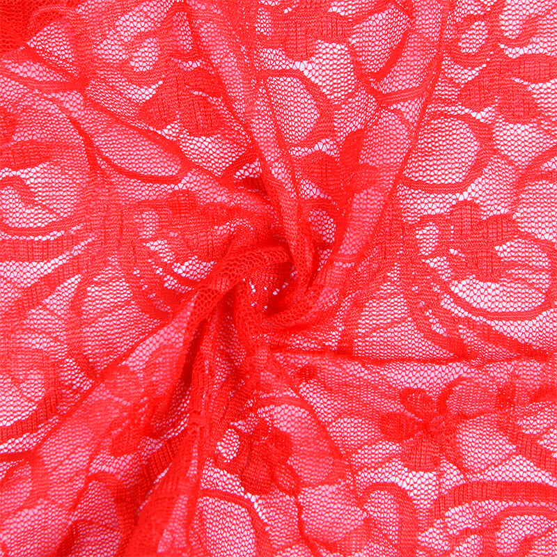 Gros plan sur la dentelle florale rouge ajouree de la nuissette Subblime, revelant la finesse du motif fleuri et la transparence de la maille.