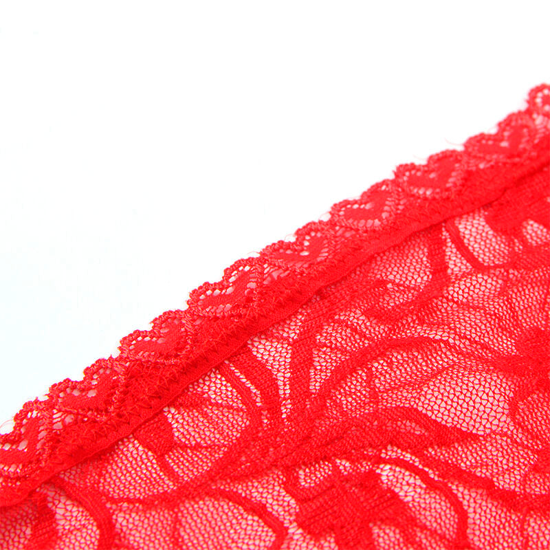 Detail de la bordure festonnee en dentelle rouge de la nuissette Subblime, motif floral ajoure pose a plat sur fond blanc.
