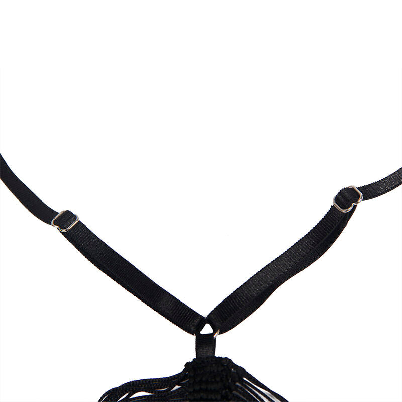 Detail des fines bretelles noires reglables et boucles de la nuisette a franges, presentees a plat, finition du haut de la robe lingerie.