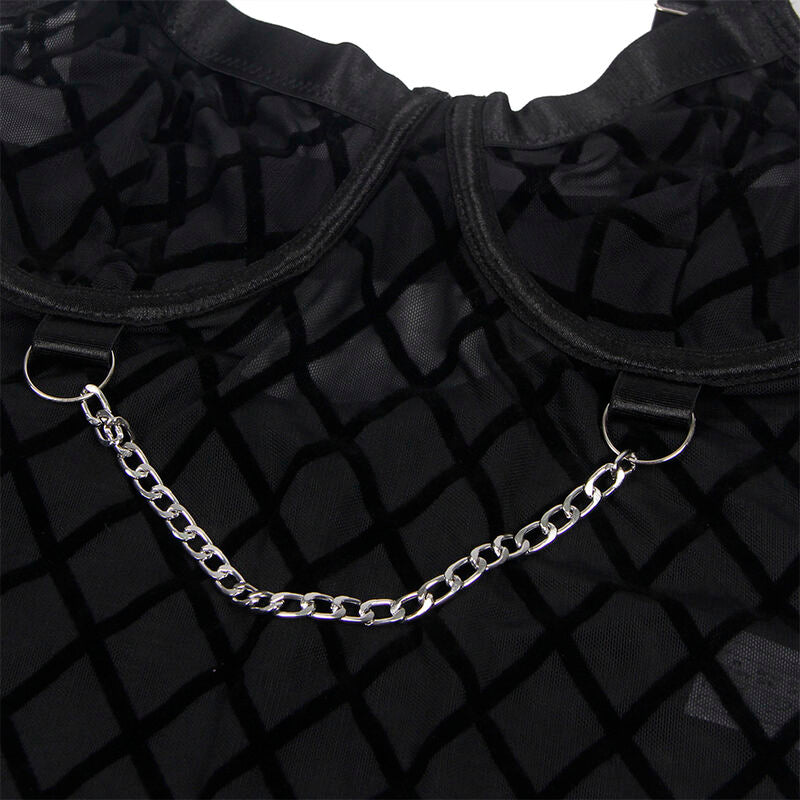 Gros plan sur la chaine metallique argentee et la maille a losanges noire du body bustier, detail decoratif du bonnet en transparence.