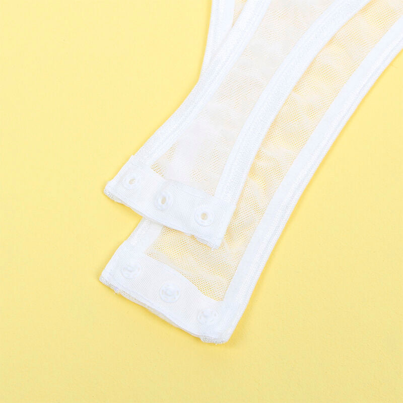 Detail des bandes blanches semi-transparentes a boutons-pression du body, presentees a plat, illustrant la finition modulable de la piece.