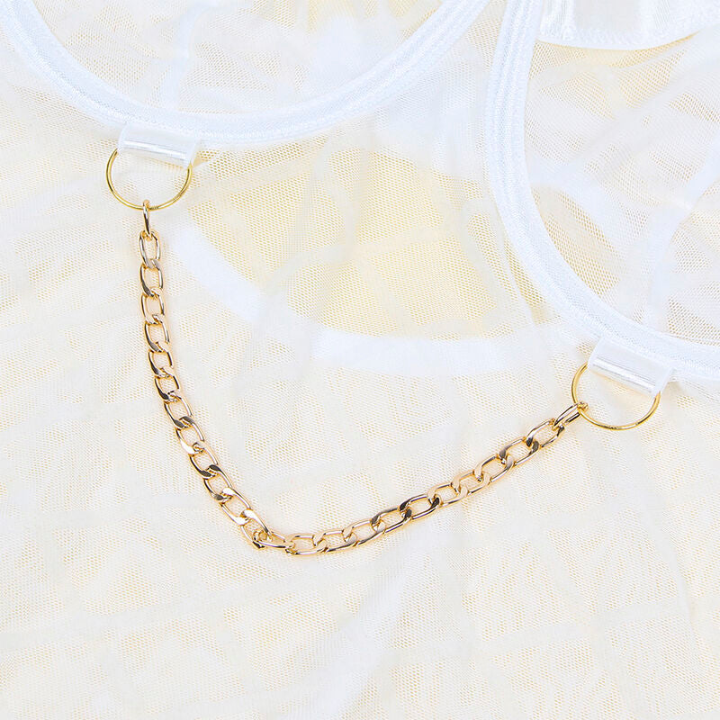 Gros plan sur la chaine doree et les anneaux metalliques du body blanc, detail decoratif sur la maille claire en transparence.