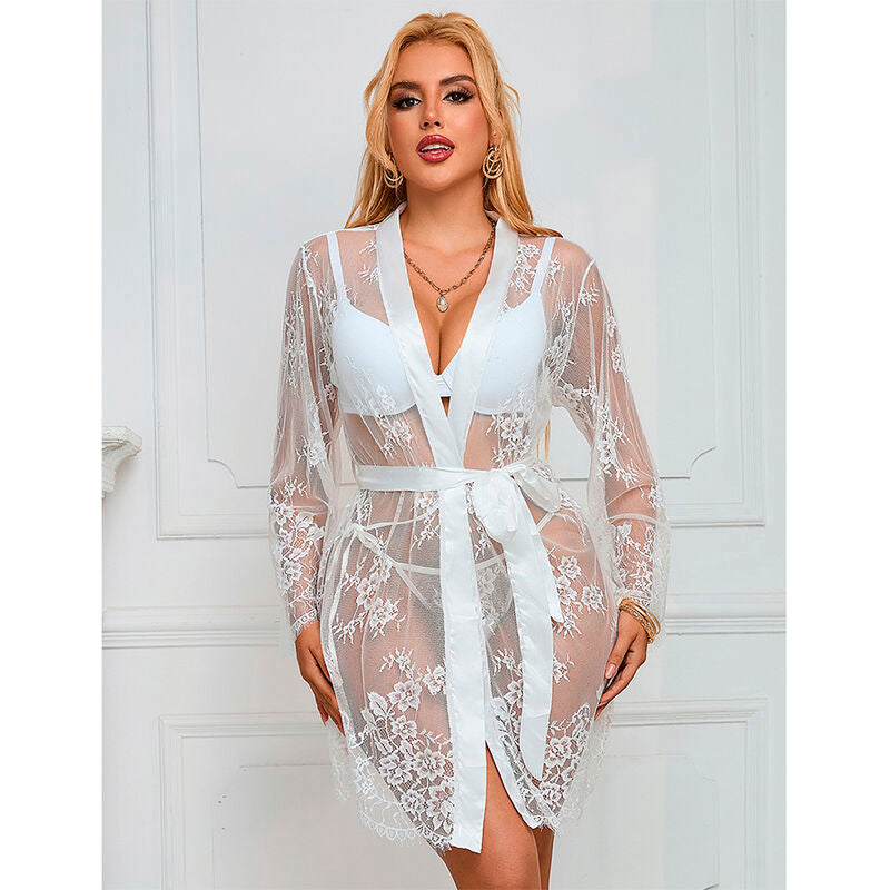 Peignoir deshabille blanc en dentelle transparente porte de face, ceinture nouee a la taille, voile fleuri leger soulignant la silhouette.