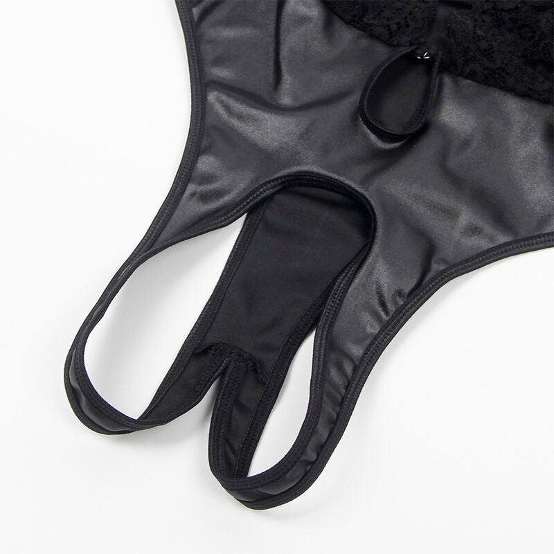 Detail de l'entrejambe ouvert en satin noir du teddy Subblime, piece posee a plat sur fond clair, ouverture de jeu visible.