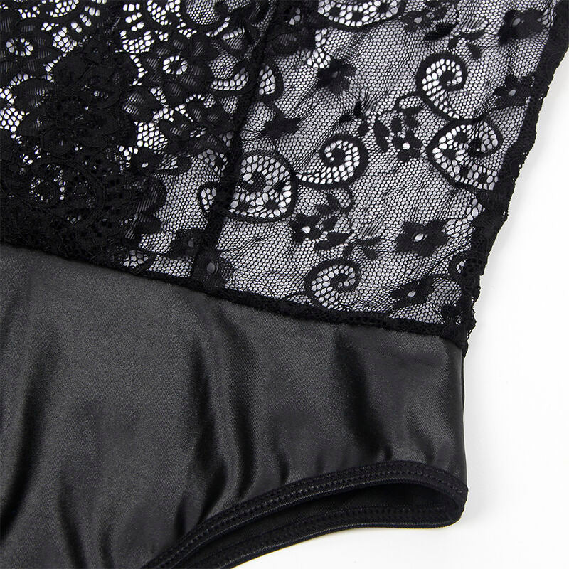 Gros plan sur le contraste dentelle ajouree et satin noir du teddy Subblime, detail des finitions sans element anatomique.