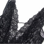 Body en dentelle avec porte-jarretelles intégré — détail texture surface 2