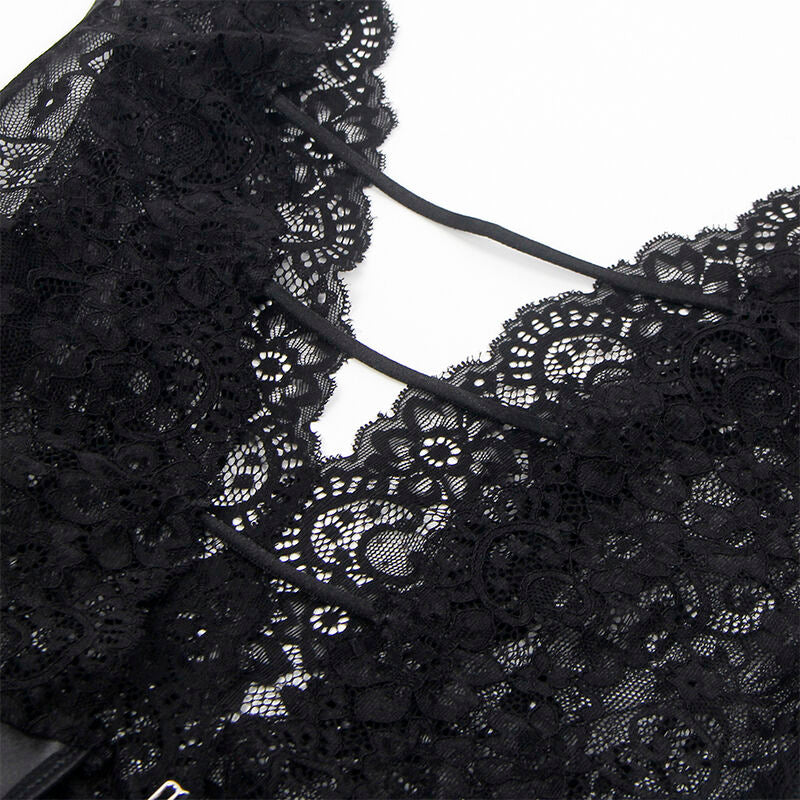 Gros plan sur la dentelle florale du dos du teddy Subblime et ses bretelles fines, detail de la maille ajouree sur fond clair.