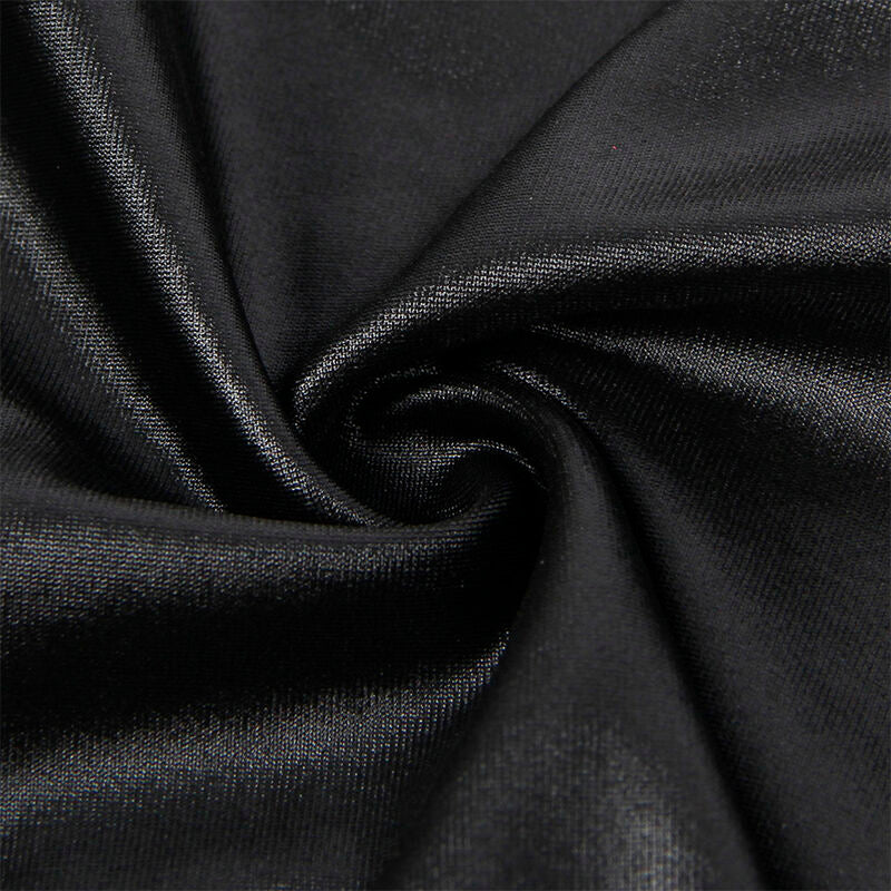 Gros plan sur le tissu wetlook noir satine et froisse de la robe Subblime, rendu brillant effet cuir sans element anatomique.