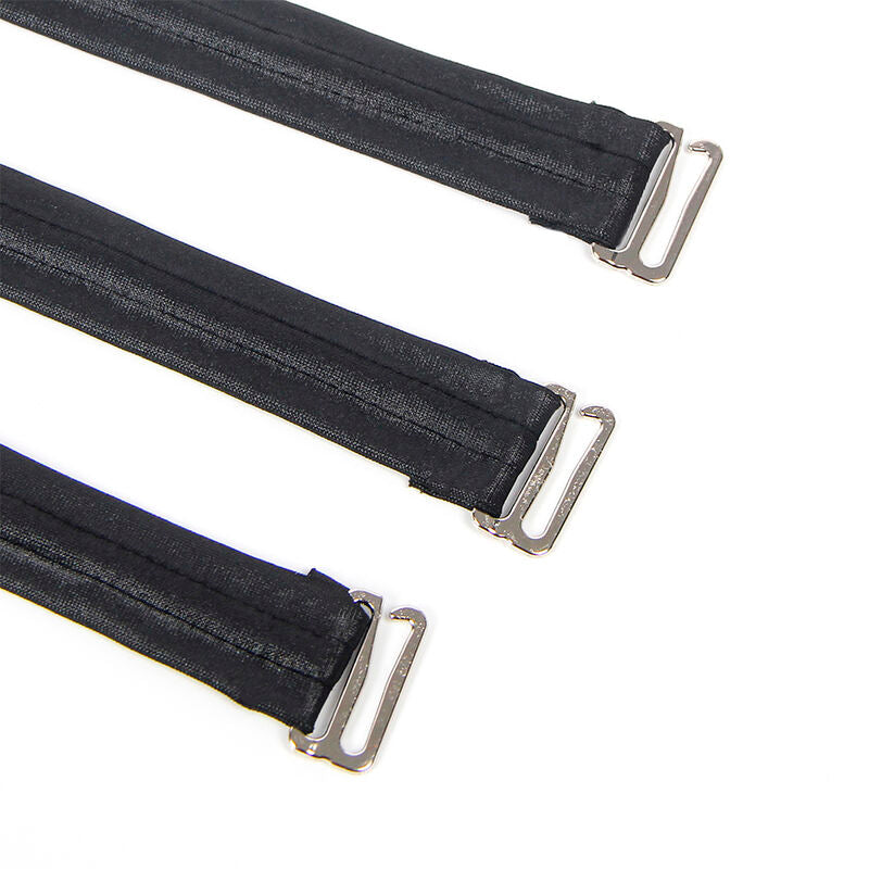 Gros plan sur trois brassards en wetlook noir Subblime a fermeture metallique reglable, alignes sur fond blanc.