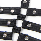 Robe lingerie cuir synthétique à liens structurants — détail texture surface 2