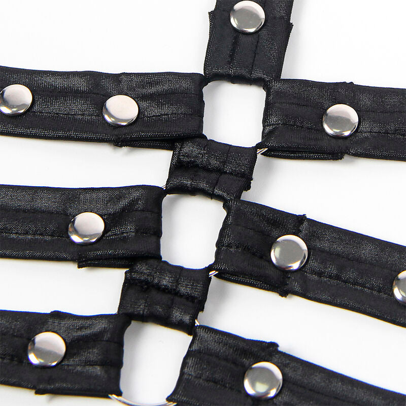 Detail du tissage de sangles wetlook Subblime fixees par des boutons-pression metalliques, gros plan sur le harnais a rivets.