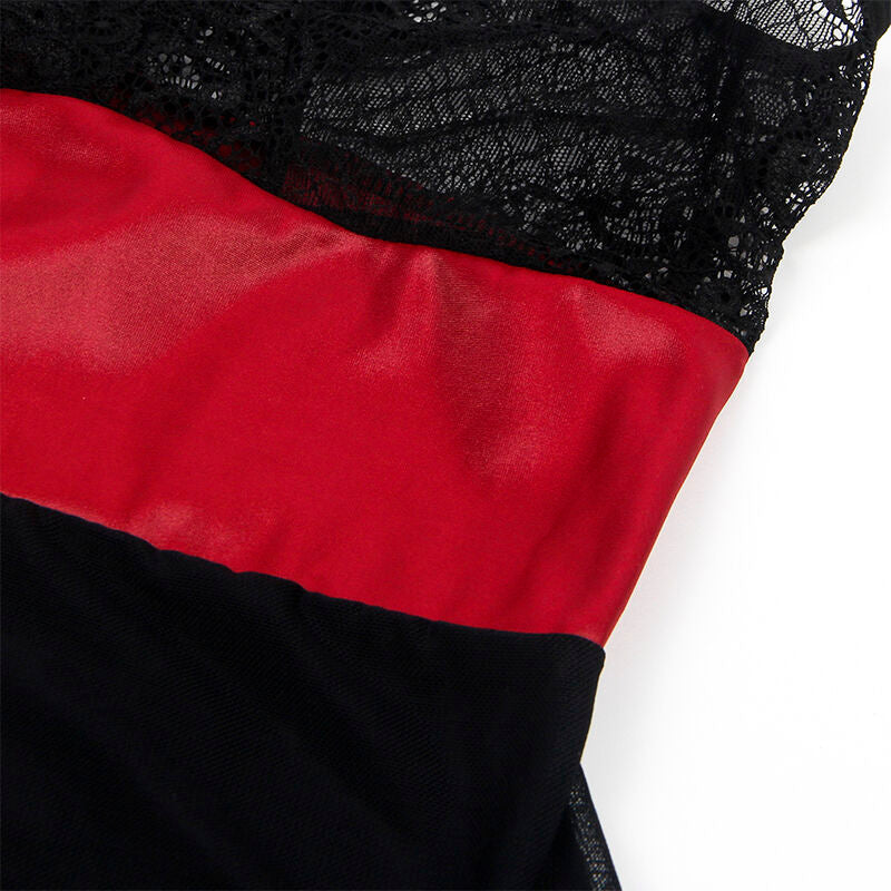 Gros plan sur les matieres du babydoll Subblime, contraste entre bande satinee rouge et dentelle noire ajouree, sans element anatomique.