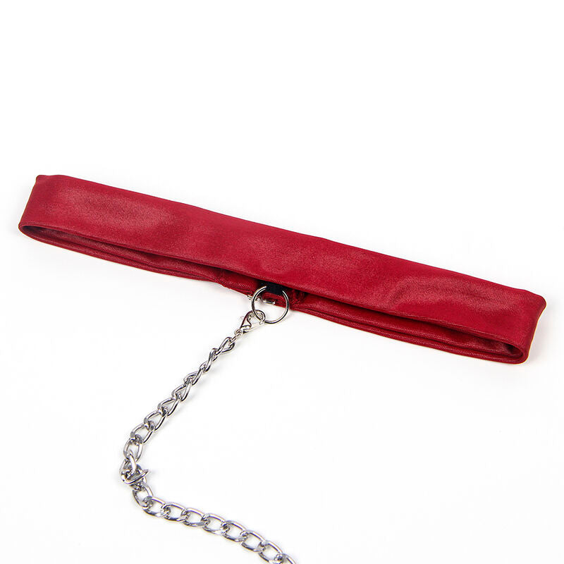 Choker rouge satine du set Subblime avec sa chaine metallique et son anneau, accessoire de bondage soft pose seul sur fond blanc.