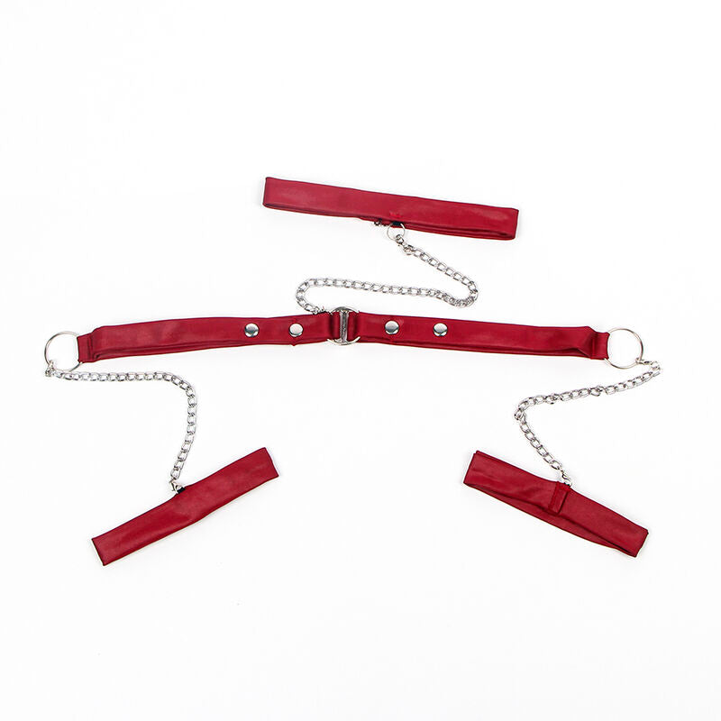 Set de sangles rouges Subblime avec chaine et menottes assorties dispose a plat, accessoires de jeu pour completer le babydoll noir.