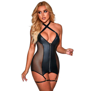 Modele de face portant la nuisette wetlook noire Subblime a empiecements mesh transparents, col croise et zip frontal, jarretieres de cuisse.