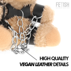 Ours en peluche style fétiche harnais cuir Yogi — détail texture surface