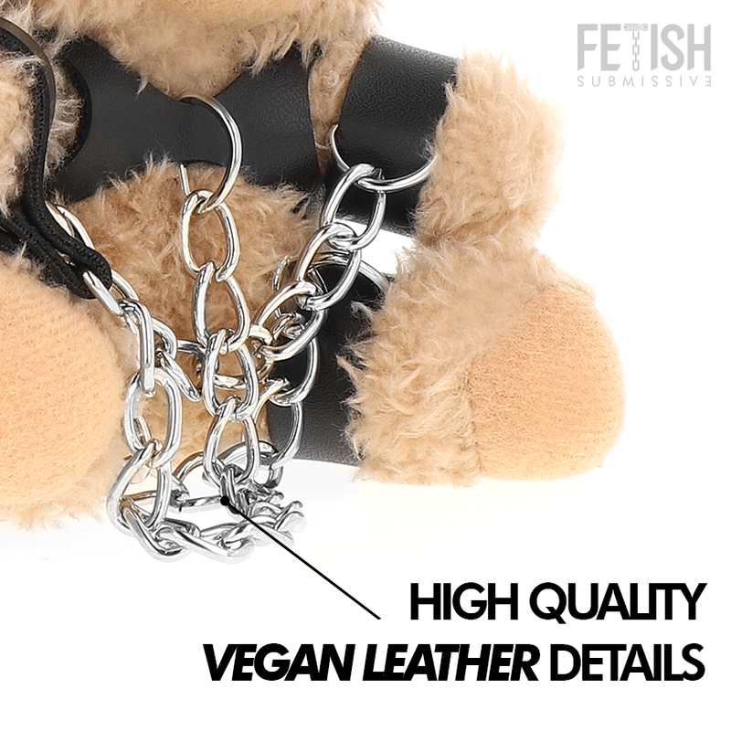 Ours en peluche style fétiche harnais cuir Yogi — détail texture surface