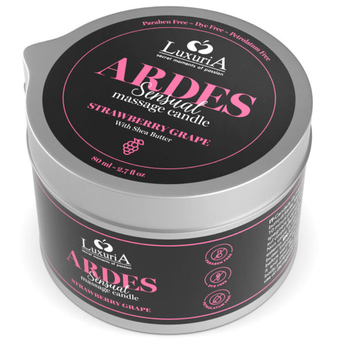 Gros plan du pot incline de la bougie de massage Luxuria Ardes Strawberry Grape, couvercle noir et liseres dores, cire au karite parfum raisin, 60 ml format compact.