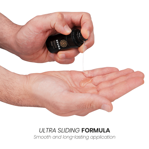 Baume intensifiant Bruma cupcake verse depuis le flacon airless dans la paume, demonstration de la formule ultra glissante lisse et longue tenue du stimulant intime