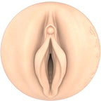 Gros plan frontal sur l'orifice vaginal realiste du masturbateur manga Sasha, levres moulees detaillees en matiere souple type peau, entree du canal texture a alveoles.