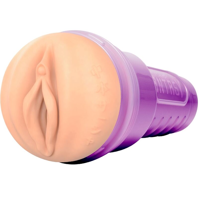 Masturbateur manga Sasha en etui violet, vue de trois quarts sur l'orifice vaginal realiste moule en matiere chair, gaine SuperSkin texturee logee dans son boitier.