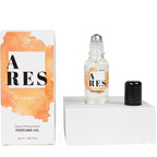 Huile de parfum Ares For Men aux pheromones, boite orange et flacon roll-on 20 ml capuchon a cote, fragrance masculine Secret Play a bille pour la peau.