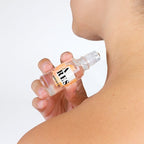 Flacon roll-on Ares For Men applique sur le cou, epaule denudee visible, huile de parfum masculine aux pheromones Secret Play a deposer sur les points de pulsation.