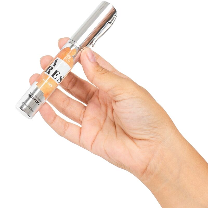 Flacon stylo Ares For Men aux pheromones tenu en main, parfum masculin nomade Secret Play, format compact a deposer sur les points de pulsation.