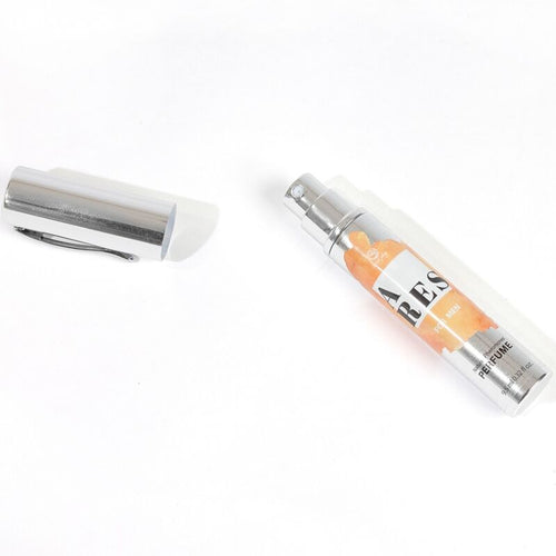 Flacon stylo Ares For Men ouvert, capuchon argente pose a cote, spray parfum masculin aux pheromones Secret Play au format nomade facile a emporter.