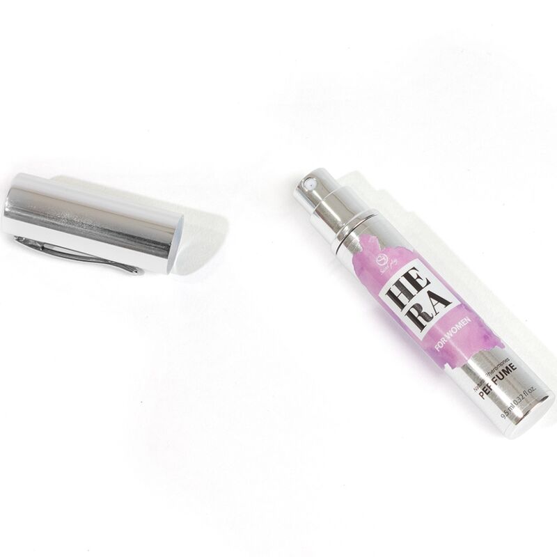 Flacon stylo Hera For Women ouvert, capuchon argente pose a cote, spray parfum feminin aux pheromones Secret Play au format nomade facile a emporter.