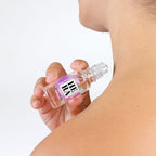 Flacon roll-on Hera For Women applique sur le cou, epaule denudee visible, huile de parfum feminine aux pheromones Secret Play a deposer sur les points de pulsation.