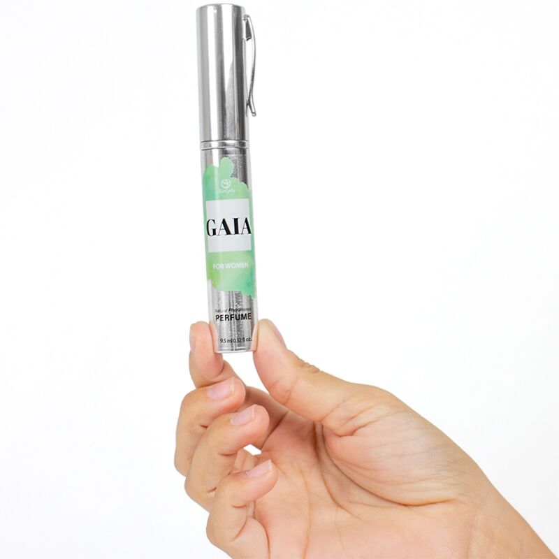 Flacon stylo Gaia For Women aux pheromones tenu en main, parfum feminin nomade Secret Play, format compact a deposer sur les points de pulsation.