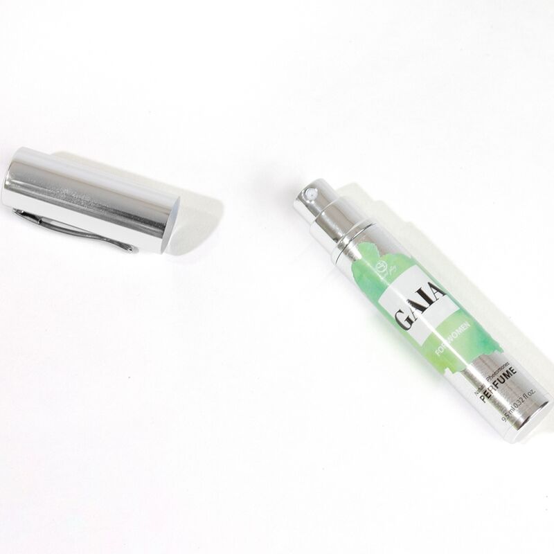 Flacon stylo Gaia For Women ouvert, capuchon argente pose a cote, spray parfum feminin aux pheromones Secret Play au format nomade facile a emporter.