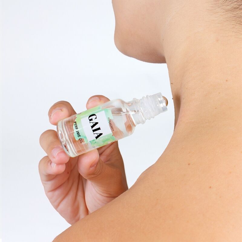 Flacon roll-on Gaia For Women applique sur le cou, epaule denudee visible, huile de parfum feminine aux pheromones Secret Play a deposer sur les points de pulsation.