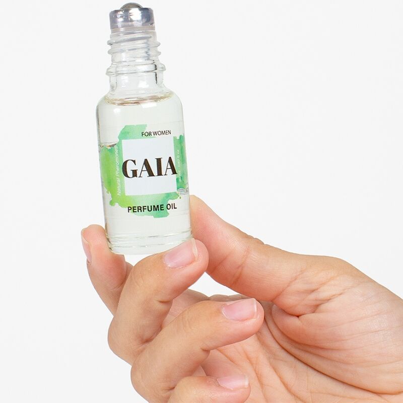 Flacon roll-on a bille Gaia For Women aux pheromones tenu entre les doigts, huile de parfum feminine 20 ml Secret Play a appliquer sur les zones de pulsation.