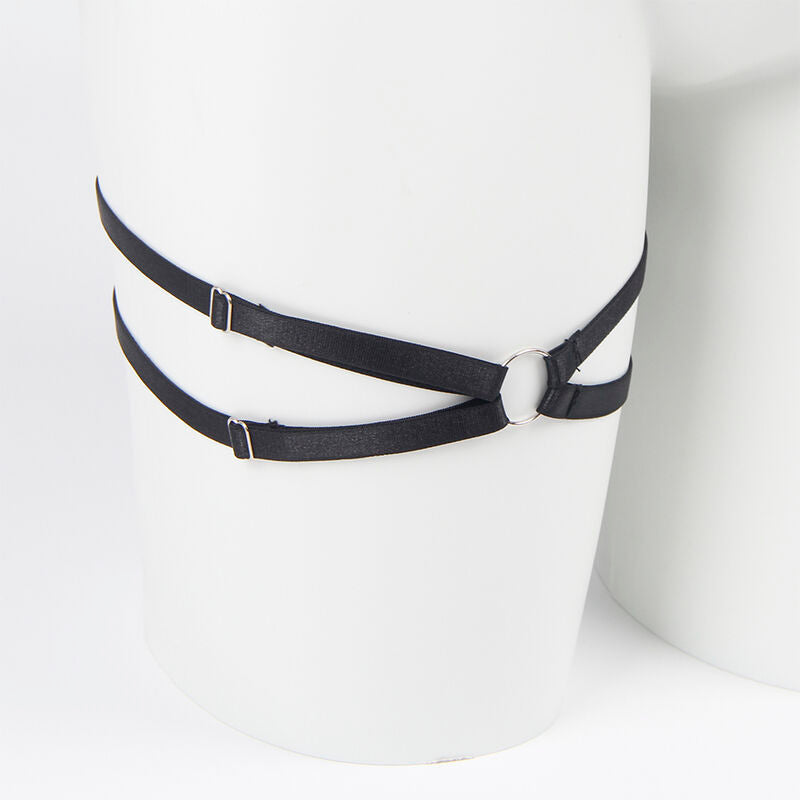 Sangle de jarretelle de cuisse Subblime a double bande elastique et anneau metal presentee sur un support cylindrique, detail produit isole.