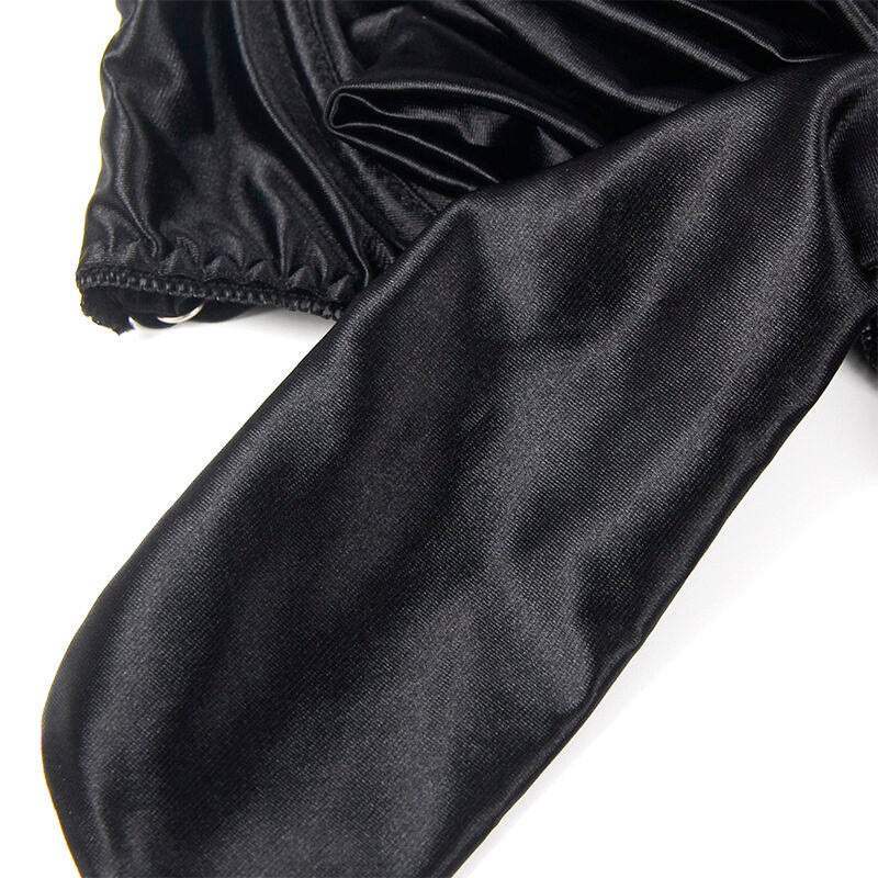 Macro de la sangle satinée brillante du soutien-gorge harnais noir Subblime, mettant en valeur la souplesse du polyester élasthanne de l'ensemble lingerie.