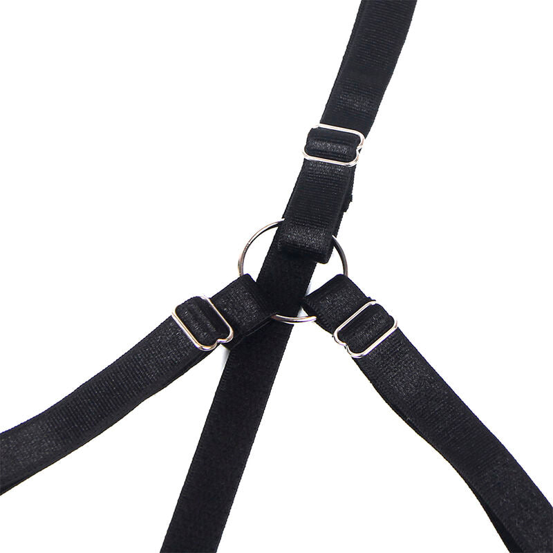 Gros plan des sangles de jarretelles et de l'anneau métal de l'ensemble lingerie noir Subblime, finition harnais réglable sur maille élastique douce.