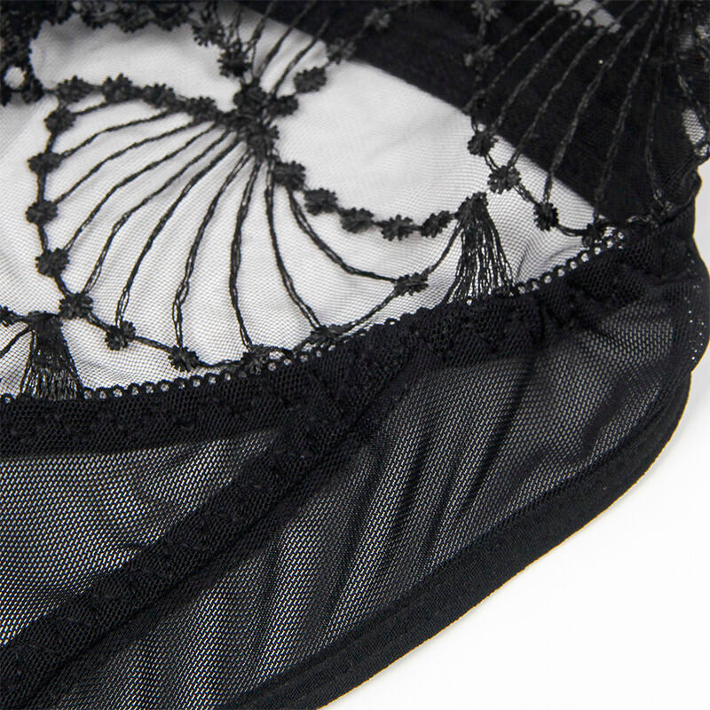 Gros plan sur la dentelle florale noire et la maille mesh transparente du body Subblime, motif et texture des bords vus de pres sur fond blanc.