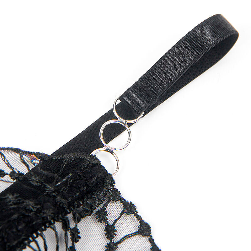 Macro sur la sangle elastique noire et les deux anneaux metalliques du body en dentelle Subblime, finition et raccord vus de pres sur fond blanc.