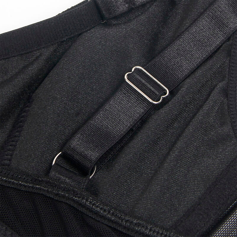 Gros plan de la boucle metal reglable et de la sangle satin noire du porte-jarretelles Subblime, finition couture, detail accessoire lingerie a plat.