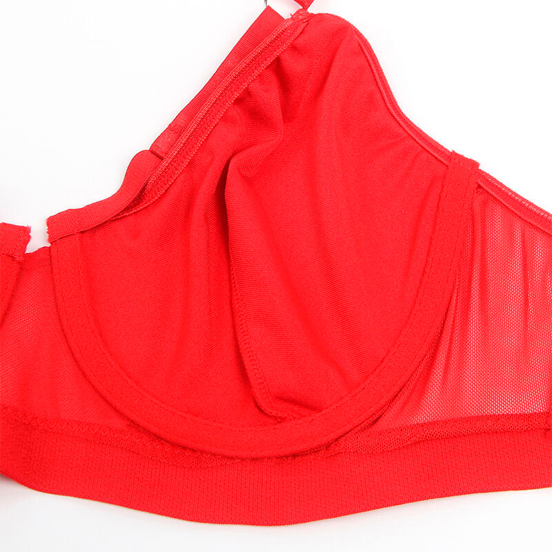 Gros plan sur le bonnet satine du soutien-gorge rouge Subblime, detail de la coupe et des coutures, vue produit sur fond blanc.
