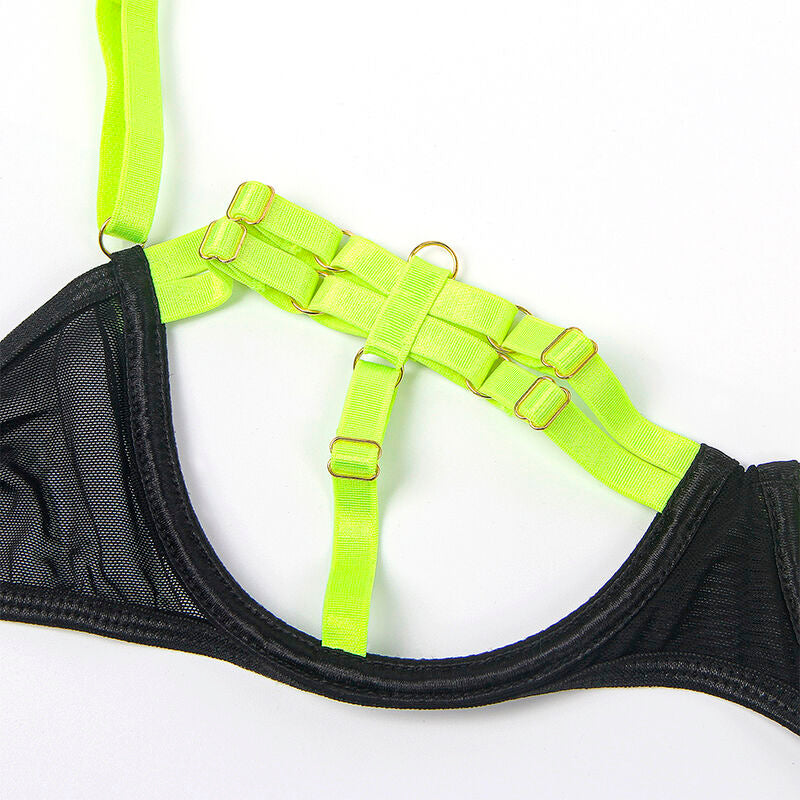 Gros plan sur le bonnet en mesh noir et les sangles vert fluo a anneaux du soutien-gorge Subblime, finitions et reglages vus de pres.