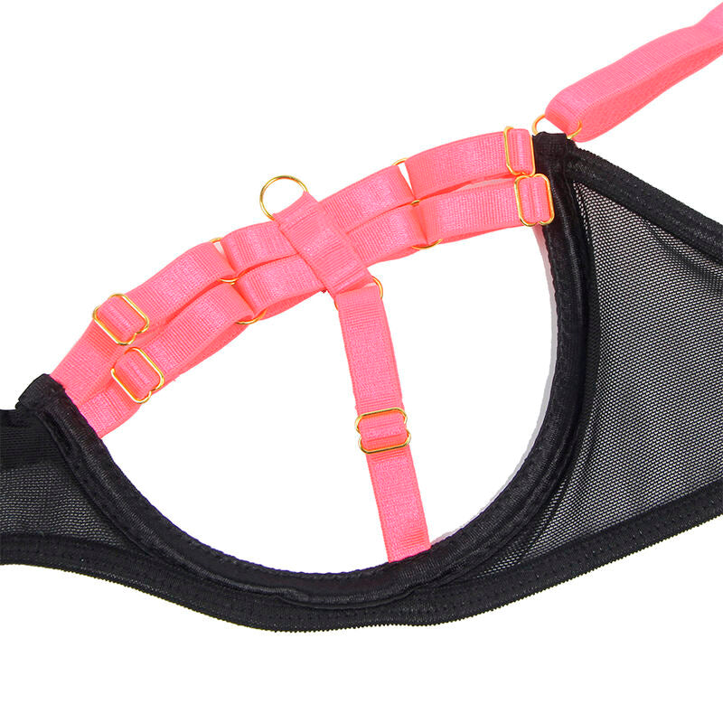 Gros plan sur les sangles roses, anneaux dores et le bonnet en mesh noir du soutien-gorge de l'ensemble lingerie Subblime, finitions vues de pres.