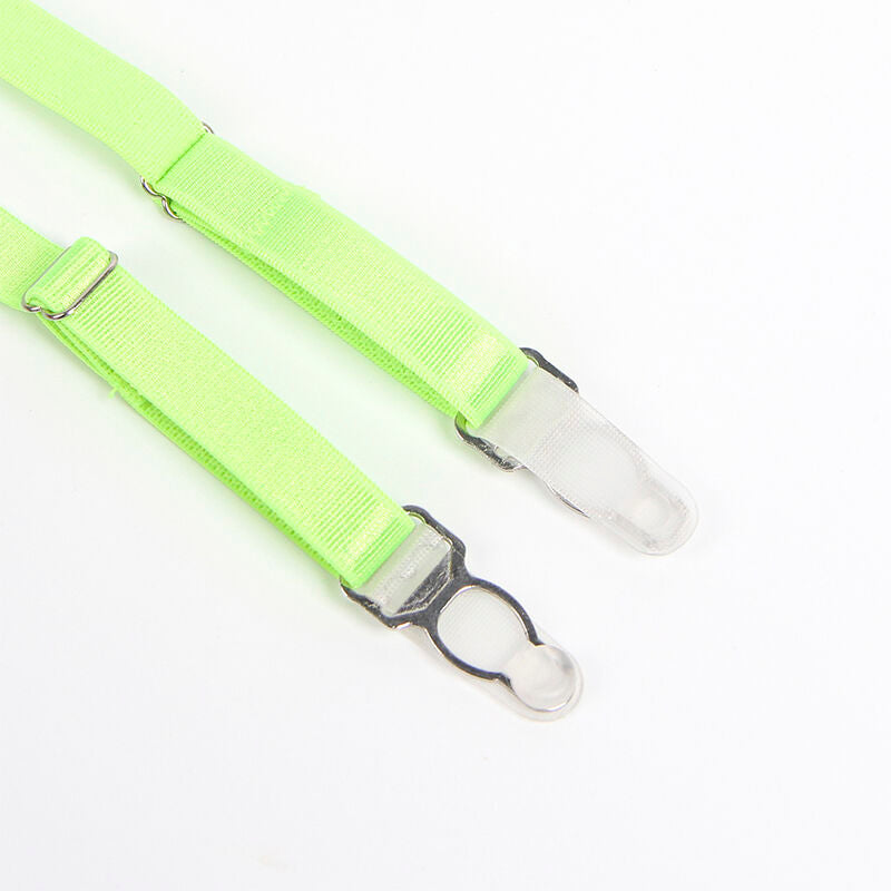 Detail des sangles vert fluo et de leurs mousquetons metalliques, fermoirs et reglages du porte-jarretelles Subblime vus de pres sur fond blanc.