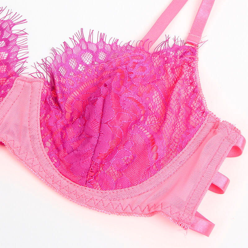 Détail macro du bonnet à armature et de la dentelle à cils rose et violet du soutien-gorge Subblime, finition festonnée sur tissu polyester élasthanne doux.