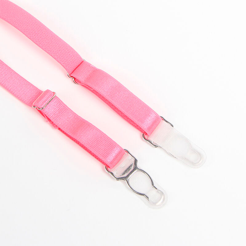 Gros plan sur la sangle rose réglable et le clip de jarretelle de l'ensemble lingerie Subblime, finition satinée et boucle métal sur maille extensible.
