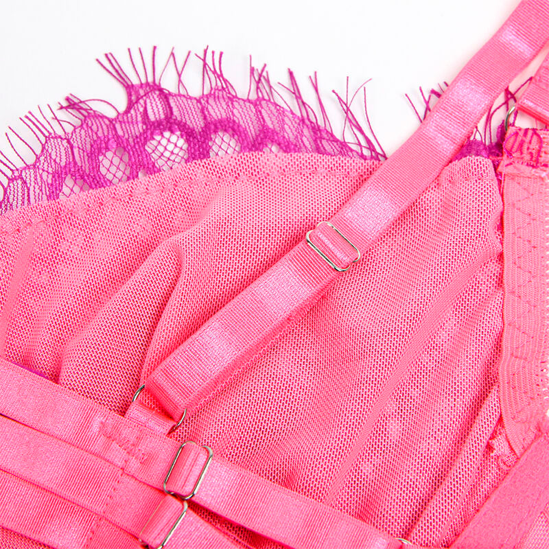 Gros plan sur la dentelle à cils rose et les sangles à boucles réglables de l'ensemble Subblime, mettant en valeur la maille fine et soyeuse extensible.