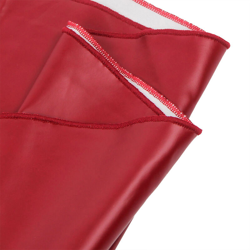 Détail macro du tissu rouge à finition cuir synthétique brillant de la nuisette Subblime, ourlet plié révélant la souplesse du polyester élasthanne extensible.